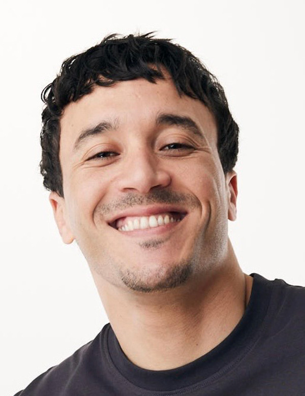 Mannelijk model met bruin haar moussa.