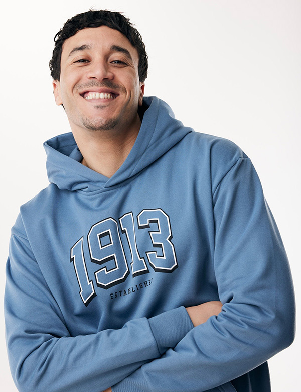 Mannelijk model met bruin haar Moussa.