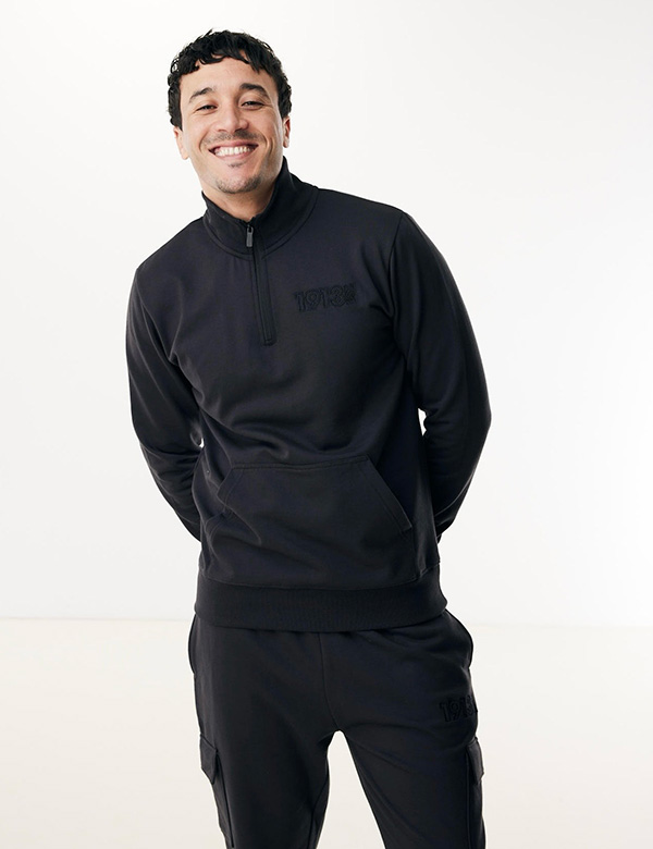 Mannelijk model met bruin haar Moussa.