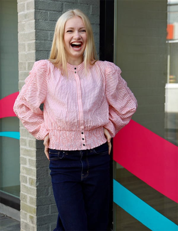 Tienermodel met blond haar Noëlle