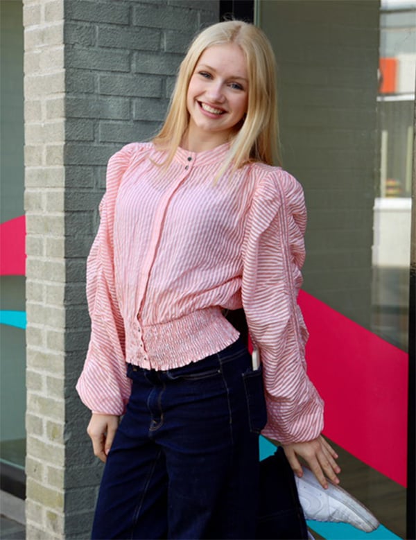 Tienermodel met blond haar Noëlle