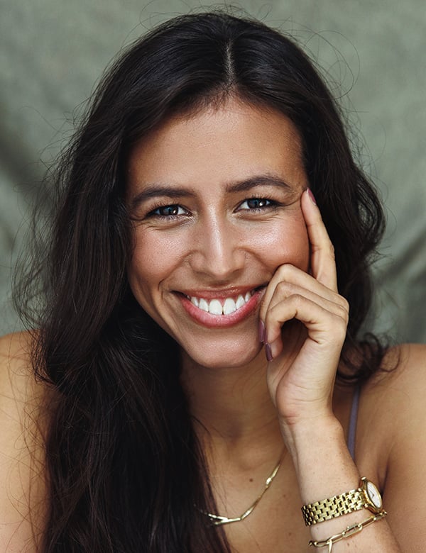 Vrouwelijk model bruin haar quinty