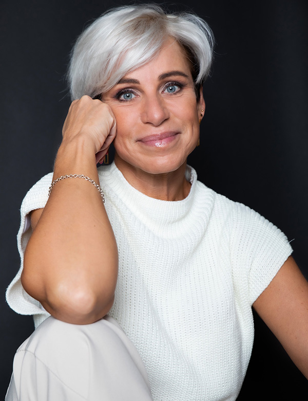 Vrouwelijk model grijs haar Wilma