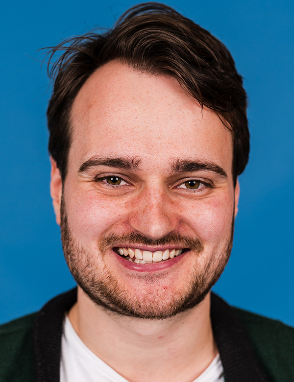Mannelijk model met bruin haar benjamin