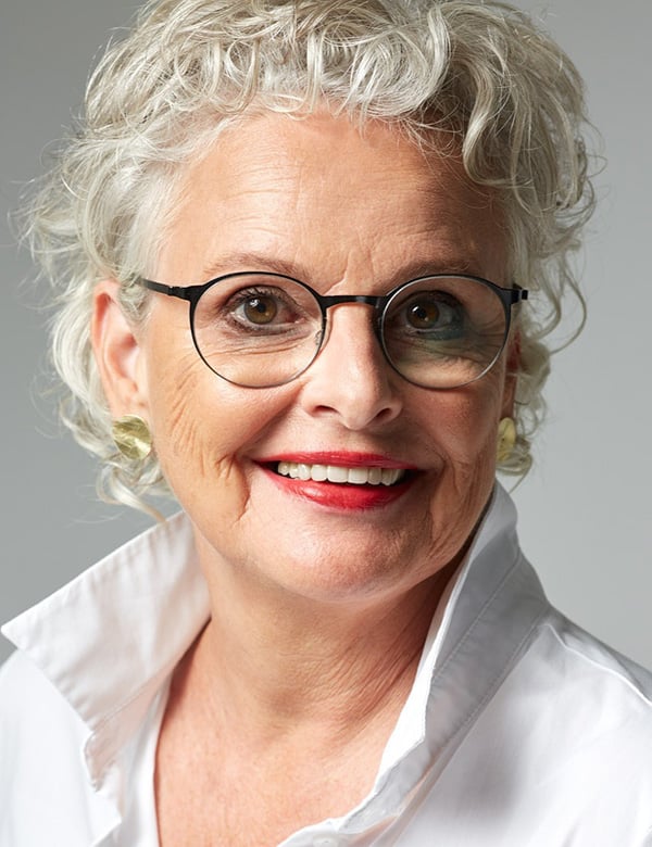 Vrouwelijk model met grijs haar anja