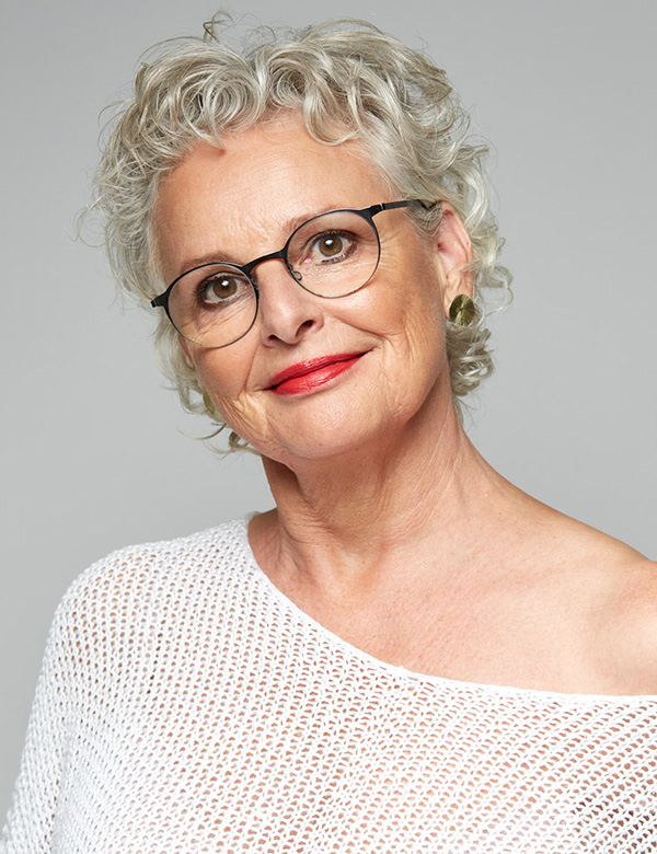 Vrouwelijk model met grijs haar Anja
