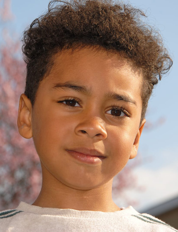 Kinderlijk model met zwart krullend haar Arthur B.