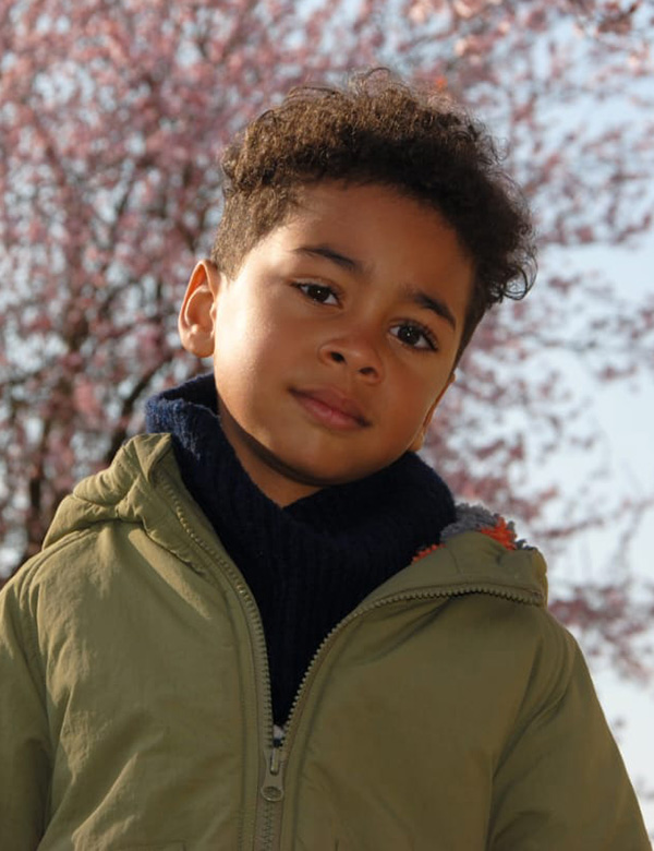 Kinderlijk model met zwart krullend haar Arthur B.