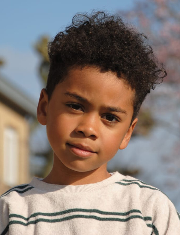 Kinderlijk model met zwart krullend haar Arthur B.