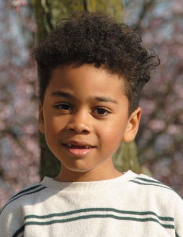 Kinderlijk model met zwart krullend haar arthur b.