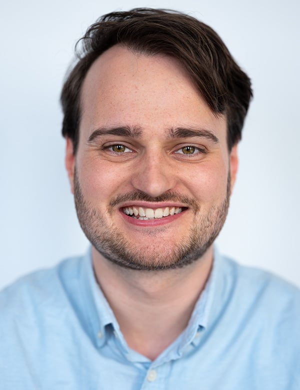 Mannelijk model met bruin haar benjamin ak.