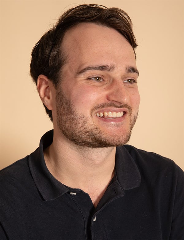 Mannelijk model met bruin haar Benjamin Ak.