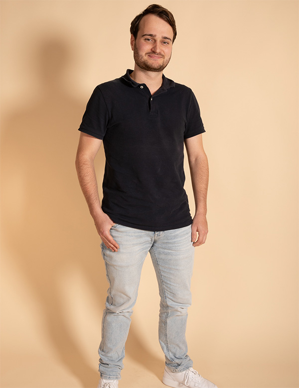 Mannelijk model met bruin haar Benjamin Ak.