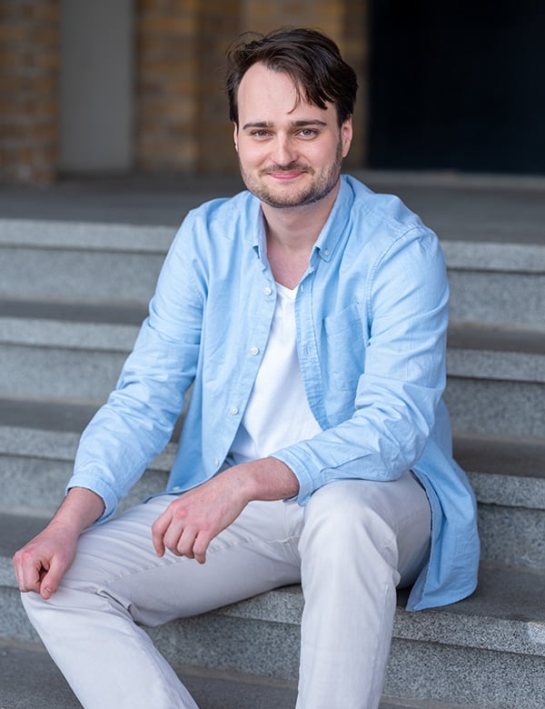 Mannelijk model met bruin haar Benjamin Ak.