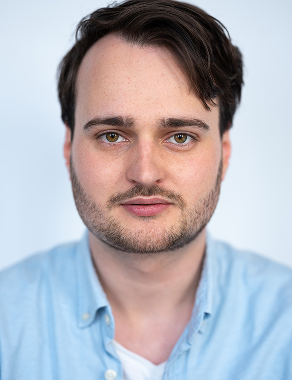 Mannelijk model met bruin haar Benjamin Ak.