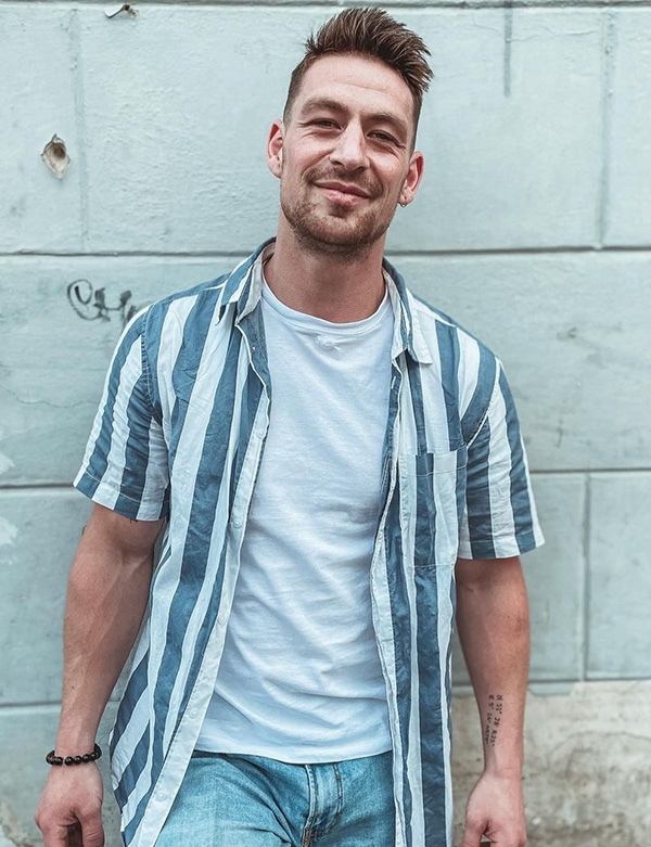 Mannelijk model met bruin haar Boy