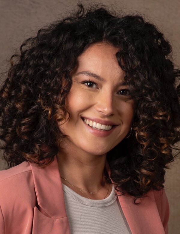 Vrouwelijk model met bruin krullend haar christel pr.