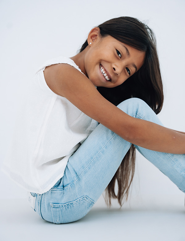 Kindermodel met lang donker haar Caithlyn J.