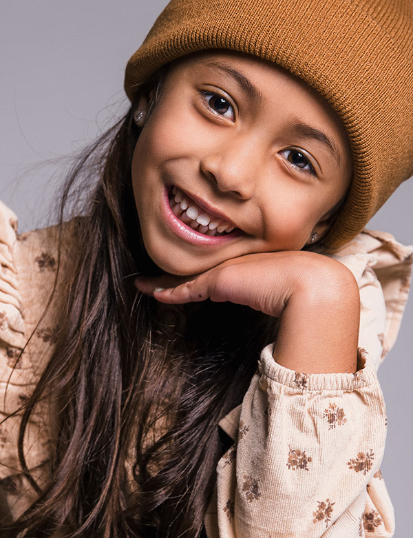 Kindermodel met bruin haar Caithlyn J.