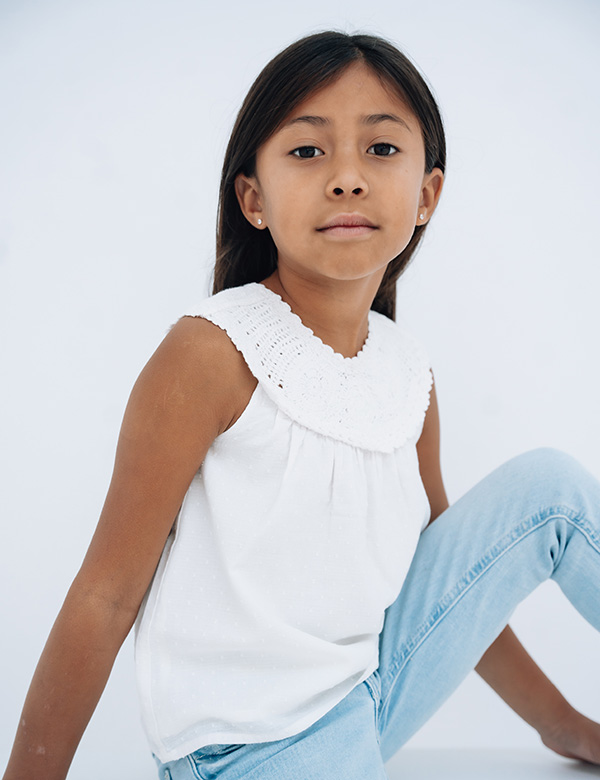 Kindermodel met lang donker haar Caithlyn J.