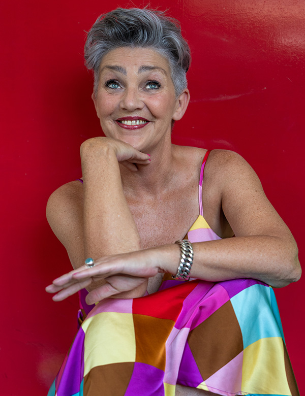 Vrouwelijk model met kort haat Carola