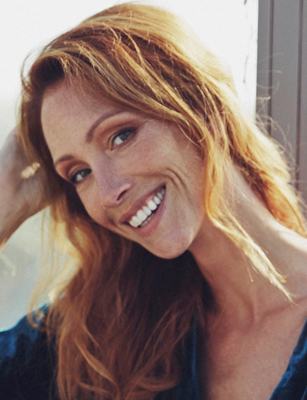 Vrouwelijk model met roodbruin haar iris