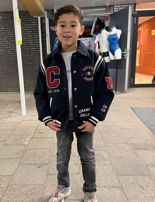 kindermodel met donker haar Jayden Sly.