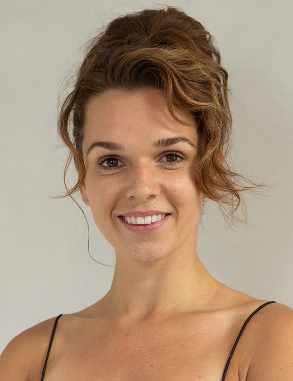 Vrouwelijk model met lichtbruin haarjenny