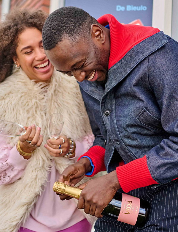 Mannelijk model met donkerbruin haar Nene