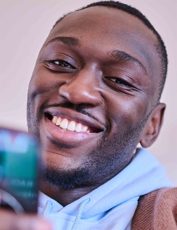 Mannelijk model met donkerbruin haar Nene