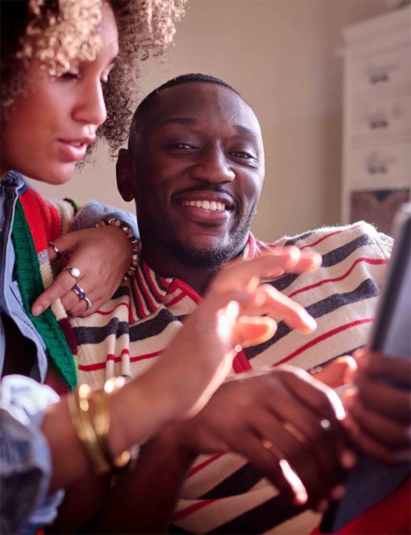 Mannelijk model met donkerbruin haar Nene