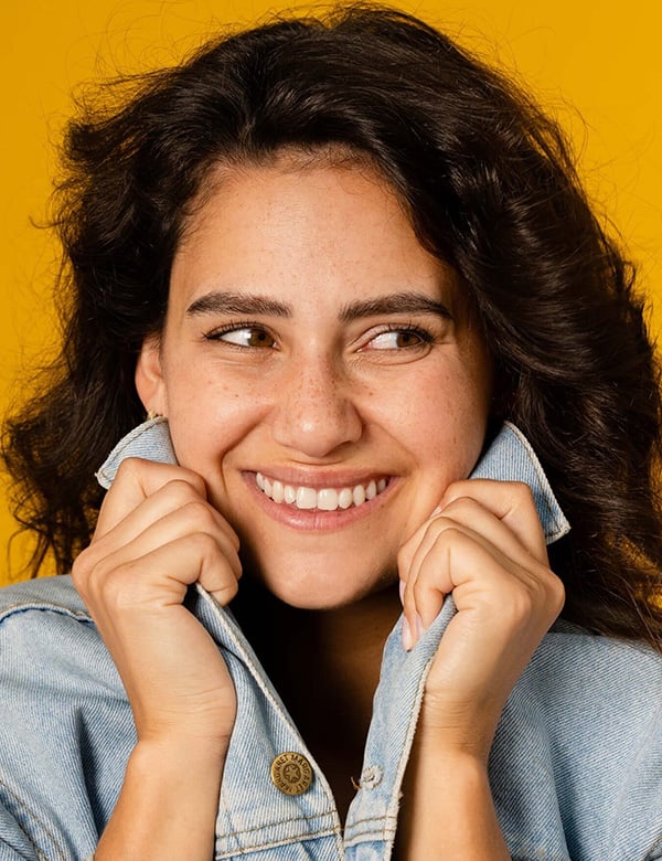Vrouwelijk model met bruin haar jana