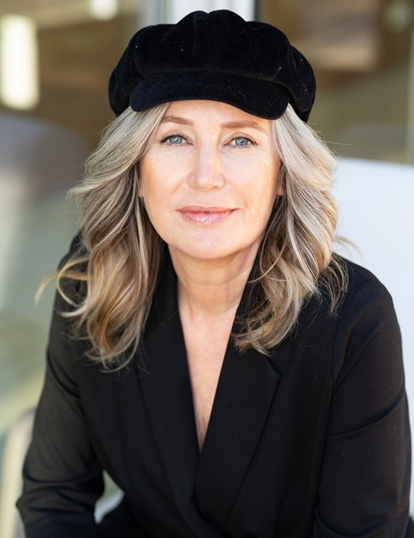 Vrouwelijk model met blond-grijs haar