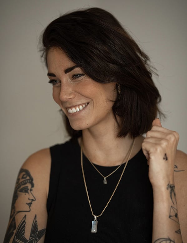 Vrouwelijk model met zwart haar Puck