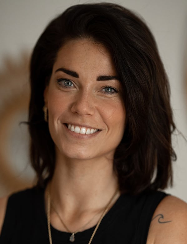 Vrouwelijk model met zwart haar puck