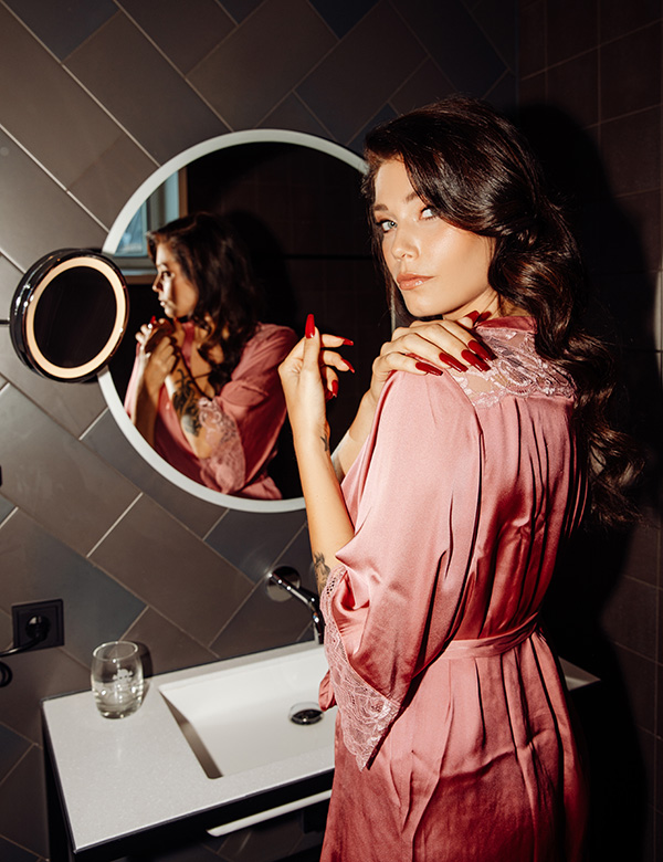 Vrouwelijk model met zwart haar Puck