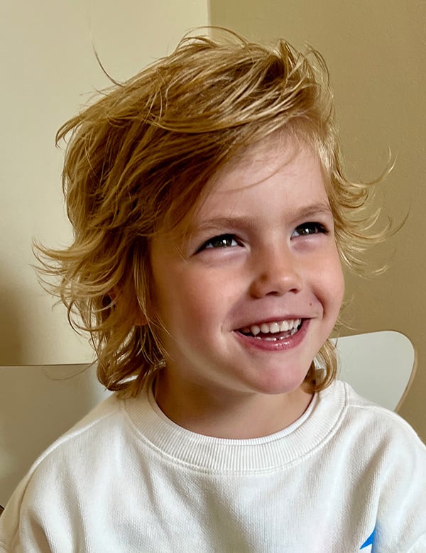 Kindermodel met blond haar ravi