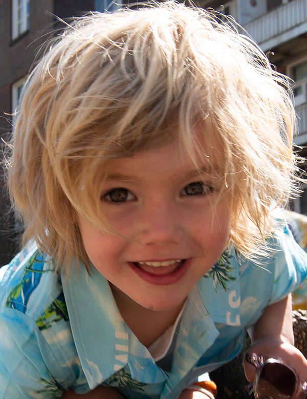 Kindermodel met blond haar ravi