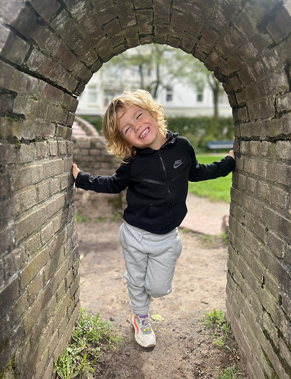 Kindermodel met blond haar Ravi