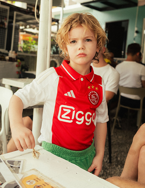 Kinderlijk model met blond haar en blauwe ogen Ravi.