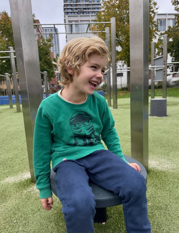 Kinderlijk model met blond haar en blauwe ogen Ravi.
