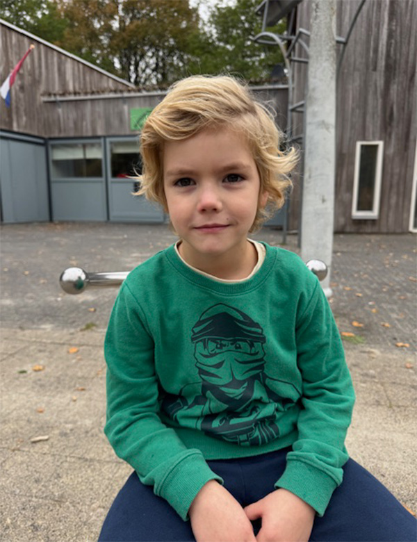 Kinderlijk model met blond haar en blauwe ogen Ravi.
