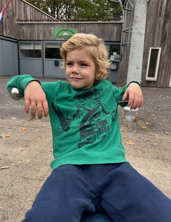 Kinderlijk model met blond haar en blauwe ogen Ravi.