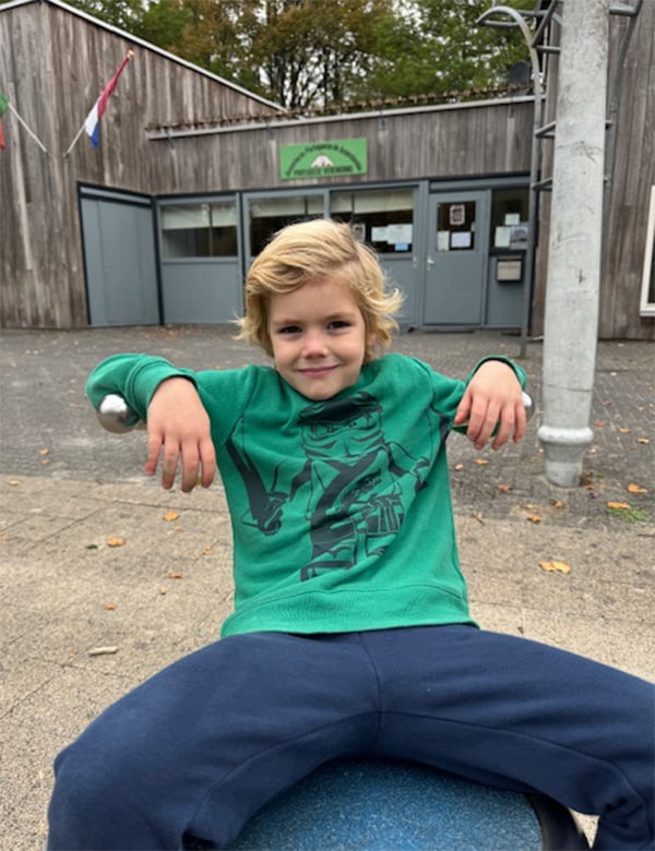 Kinderlijk model met blond haar en blauwe ogen Ravi.
