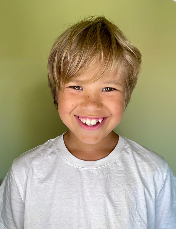 Kindermodel met kort blond haar Samuel.