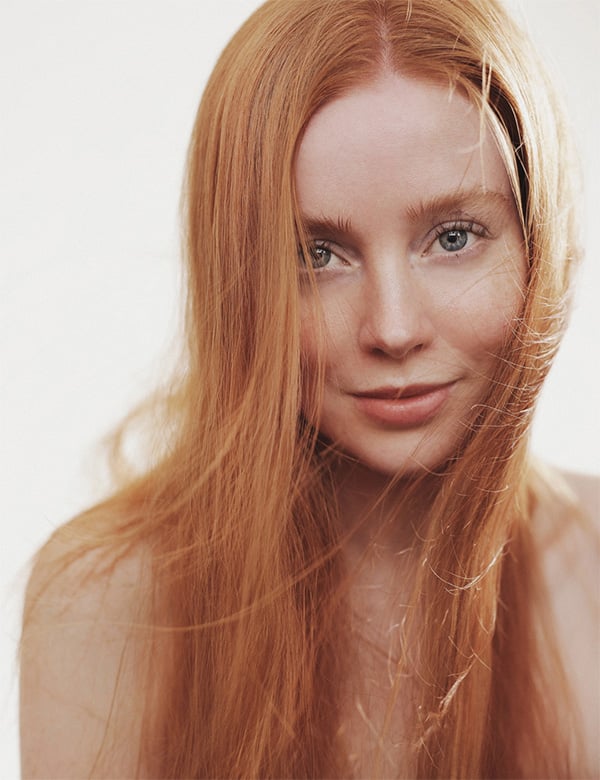 Vrouwelijk model met lang rood haar Saskia O.