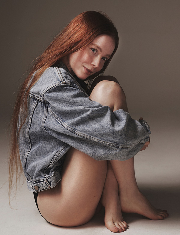 Vrouwelijk model met lang rood haar Saskia O.