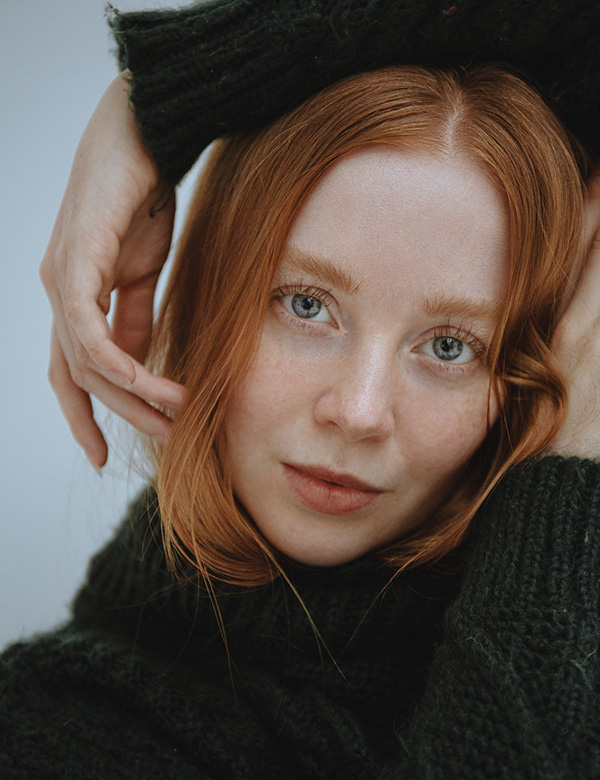 Vrouwelijk model met lang rood haar Saskia O.