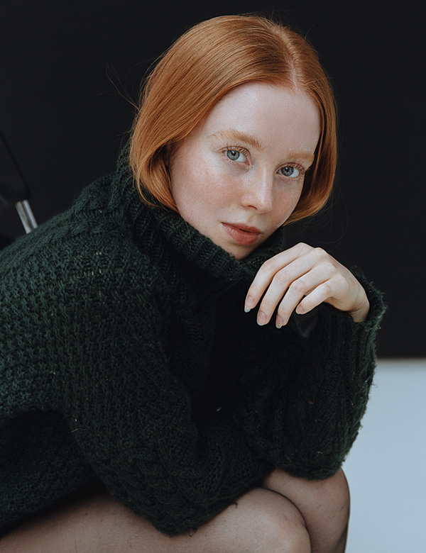 Vrouwelijk model met lang rood haar Saskia O.