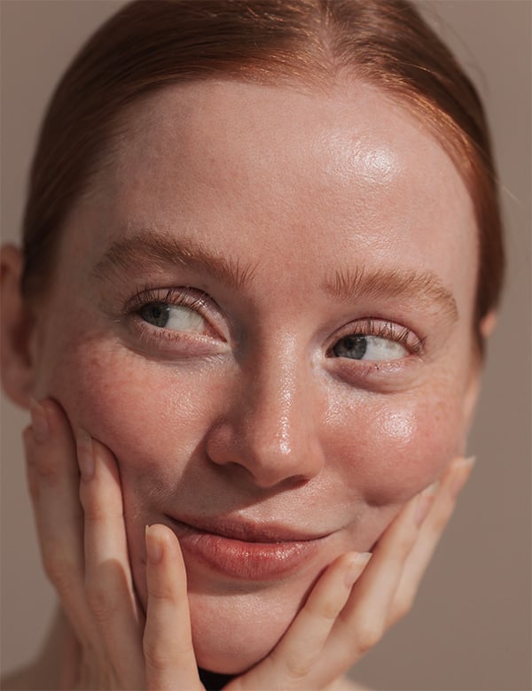 Vrouwelijk model met lang rood haar Saskia O.